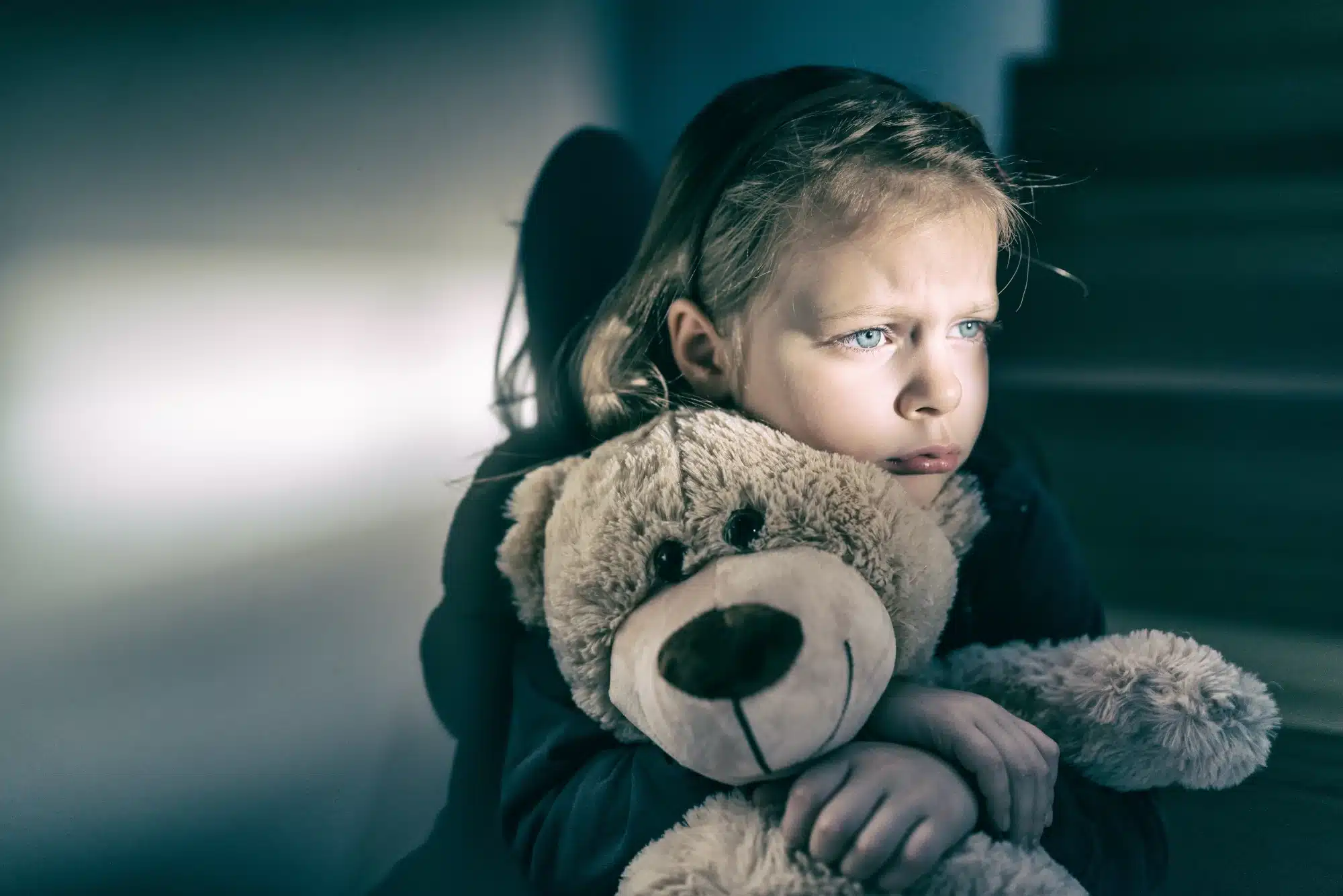 Bilde av bekymret jente med kosebamse - Barn som vokser opp i hjem der rus og uberegnelighet er hverdagskost er gjenstand for omsorgssvikt