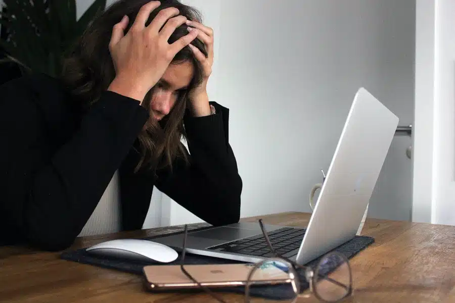 Det finnes mange verbale og fysiske tegn på seksuell trakassering på arbeidsplassen